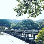 【2018京都紅葉最新】紅葉名所をパトロール！世界の観光客をも魅了する嵐山のランドマーク「渡月橋」【11月6日時点】