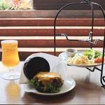 嵐山の新名所！？めちゃうま”黒いハンバーガー”が人気「CROSS Burger & Beer／Coffee」