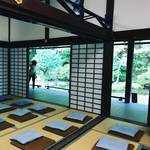 【京都朝活観光】第２・４日曜日開催の南禅寺無料座禅会！見頃間近の紅葉を借景に座禅体験☆