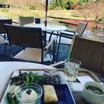 【京都ランチめぐり】紅葉を借景に庭園テラスの絶景ランチ！身体にやさしいデリ☆「京野菜レストラン梅小路公園」
