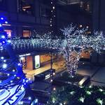 【2018京都イルミネーション】早くもクリスマスツリー登場！歌舞伎・高麗屋三代襲名展示も☆「京都ホテルオークラ」