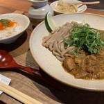 【話題】行列が絶えない創作キーマうどん「京都四条くをん」スイーツもオススメ