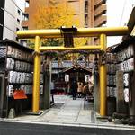 【京都神社めぐり】金運祈願なら年明けより今が吉！黄金鳥居のパワースポット神社◎「御金神社」