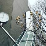 【京都風景ぶらり】NHK大河ドラマ『いだてん』で大注目オブジェ！12人の韋駄天が駆けめぐる☆「島津メディカルプラザビル」
