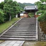 門をくぐれば、そこは別世界 春が待ち遠しい「霊鑑寺」の特別公開【京都】