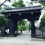 【京都御苑めぐり】激動の時代の壮絶な激戦ぶりを物語る銃弾痕も☆「蛤御門（はまぐりごもん）」