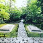【京都お寺めぐり】梅雨入り前の新緑空間！参道はガラスのオブジェを配した野外ギャラリー☆「鹿ケ谷法然院」