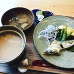 【京都朝食】伏見の話題沸騰クラフトビール新店で茶がゆ朝食！おばんざい付で充実「家守堂」