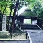 【京都お寺めぐり】涼やかな深い緑に包まれた避暑地！手水鉢に浮かぶ花も一服の清涼材☆「鹿ケ谷法然院」