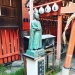 【京都神社めぐり】境内には坂本龍馬像も☆繁華街にひっそりと立地する土佐藩ゆかりの地「土佐稲荷（岬神社）」