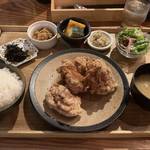 【京都ランチ】コスパ最強！唐揚げ食べ放題の人気ランチ「隈本総合飲食店MAO」（四条烏丸）