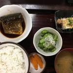 銀閣寺近くの昭和レトロの定食屋さん「大銀食堂」で煮魚定食