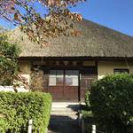【京都お寺めぐり】茅葺屋根の本堂が見ごたえあり！伏見稲荷大社にもスグの穴場紅葉スポット「瑞光寺」