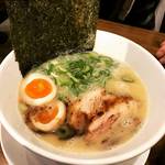 同志社大学前、夜もにぎわう繁盛店！鶏豚骨ポタージュの魅惑スープ「麺屋愛都」