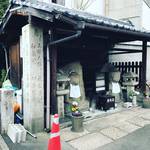 【京都街角ぶらり】京都大学スグ！街道沿いの巨大地蔵の脇に建つ石造り史跡「北白川西町道標」