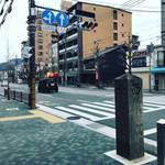【京都史跡ぶらり】『京の七口』の鯖街道につながる交通拠点！今出川通の風景に馴染む☆「大原口道標」