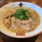 特注熟成麺がうまい！京都ラーメンに黒白醤油の新メニューも「香来 壬生本店」