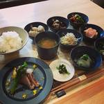 【京都ランチめぐり】コスパ最高の人気一汁八菜膳！旬の食材と土鍋炊きごはん堪能「食堂クウカイ」