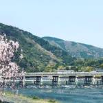 【2020京都桜風景】新型コロナの影響で閑散☆世界中を魅了する桜の観光名所「嵐山・渡月橋」