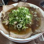 京都人が好きなクラシックな豚骨醤油ラーメン！朝６時から朝ラーもできる「じゃりんこラーメン」