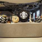 『スタバ 京都BAL店』美術館さながら若手アーティストの活躍が身近に感じられる空間