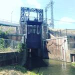 【京都ぶらり】伏見酒蔵風景の水路先にあるレンガ建築！水位調整など治水設備「平戸樋門（ひもん）」
