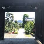 【京都お寺めぐり】比叡山を借景にした『額縁門』必見！アニメ『有頂天家族』舞台にも「天寧寺」