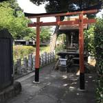 【京都魔界スポット】平家物語に登場する妖怪『鵺（ぬえ）』を祀る☆二条公園内に立地「鵺大明神」