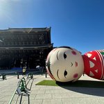 【話題】京都 東本願寺前に歌う巨大こけし「花子」が登場！3/12まで