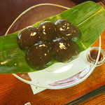 日本庭園を眺めながらホンモノのわらびもちが食べられる『茶寮宝泉』