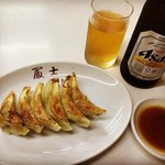 【京都餃子めぐり】酒処・伏見の昭和レトロな激渋食堂！チョイ呑みアテも充実「ぎょうざの店冨士」