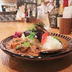 "おひとり様にも優しい"スパイスカレーとお酒を楽しめる「謹製カリィ酒舗 アムリタ 」【円町]