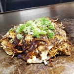 移転した「山本まんぼ」で名物のまんぼ焼きを
