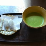 【岩清水八幡宮】はちまんさん参拝に甘味でホッと一息『やわた走井餅老舗』【八幡市】