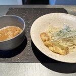 看板と暖簾はないが、風情はありすぎる京都のラーメン・つけ麺店「すがり」