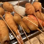 二度漬け禁止！大阪発祥の行列串かつ店「だるま」が京都に初上陸！