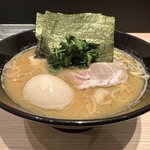 人気の京都ラーメンチェーンの新展開は家系ラーメン！「イエケイノセカイ」