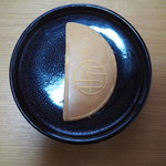 きれいな半月形をしている『寛永堂』の「宮乃月」は上品な美味しさ