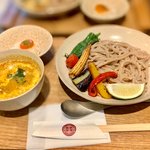 一口で3段階の味が！夏野菜のタイ風キーマつけうどん「京都四条 くをん」