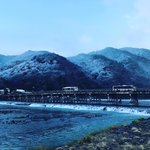 【2021京都風景】今シーズン初の雪化粧☆まるで墨絵の嵐山渡月橋～左大文字山
