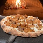 "ピッツァ界の二郎"爆誕！京都のガツ盛り食堂＆人気ピザ専門店がコラボピッツァを限定発売！