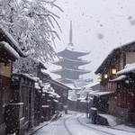 【京都】雪が舞う「八坂の塔」の動画を逆再生すると神秘的すぎるとSNSで話題に