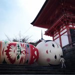 【話題】京都随一の観光スポット清水寺にボソっとつぶやき横たわる巨大こけしが！！