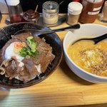 精肉店プロデュースの担々麺屋！焼肉丼も絶品！三条会商店街の人気店「匹十（ピート）」