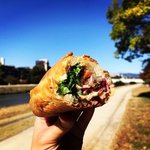 【保存版】青空の鴨川桜並木で食べたい☆京都オススメのテイクアウトランチ【厳選8店】