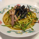 ピリッとからしに秘伝のタレ、つるモチ麺は一度食べたらやみつき必至♡『中華のサカイ』
