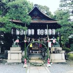 【京都ぶらり】豊臣秀吉ゆかりの社名☆狛狐に挟まれた夏越の祓茅の輪も「満足稲荷神社」