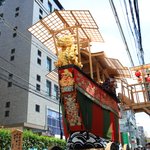 【祇園祭2022】長さ約4メートルの剣鉾、心地よい鈴の音が印象的な剣鉾奉納神事と曳き初め「大船鉾」