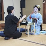 舞妓はんのおしろいは何故白い？ 新京極で艶やか華をどり　お座敷遊び体験や記念撮影も！