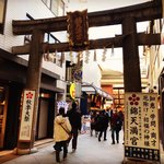 【京都ぶらり】新京極商店街の『錦の天神さん』☆ビルにめり込む鳥居の珍百景「錦天満宮」